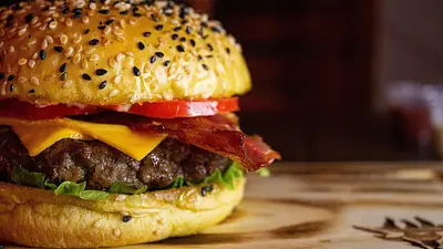 Ile kalorii ma cheeseburger z McDonald's? Kaloryczność i war