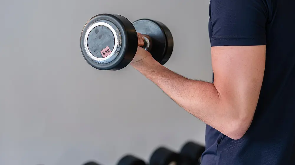 Trening z hantlami w domu — jak zacząć i jakie korzyści przynosi?