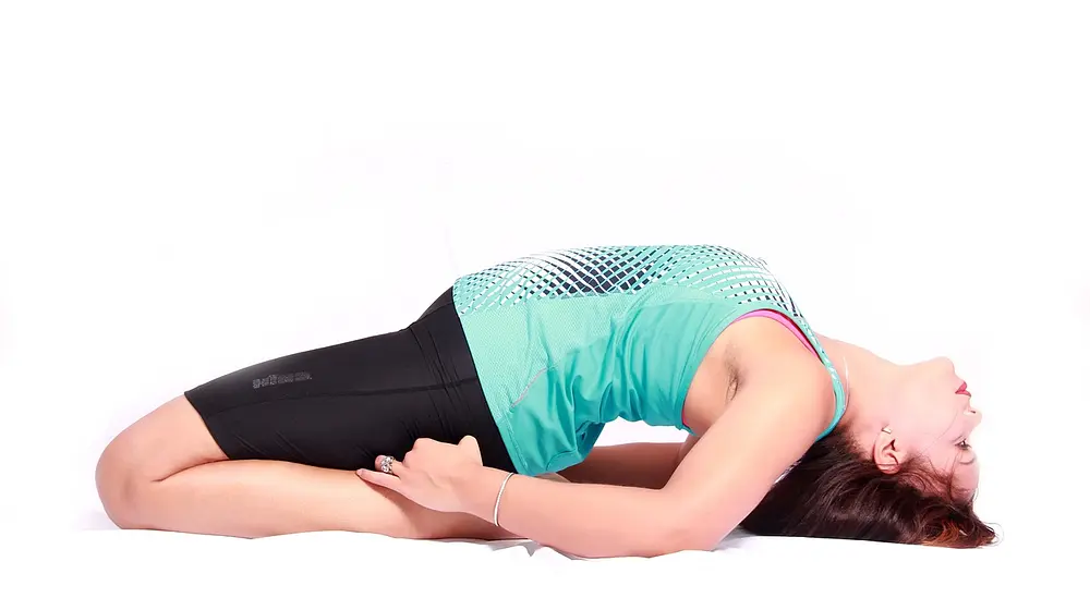 Ćwiczenia w domu bez sprzętu — efektywne metody na rzeźbienie sylwetki