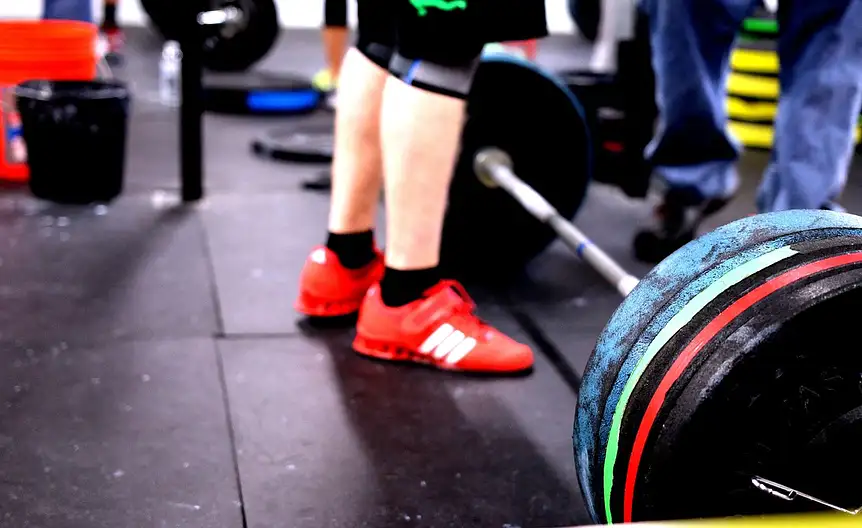 Uginanie ramion ze sztanga stojac