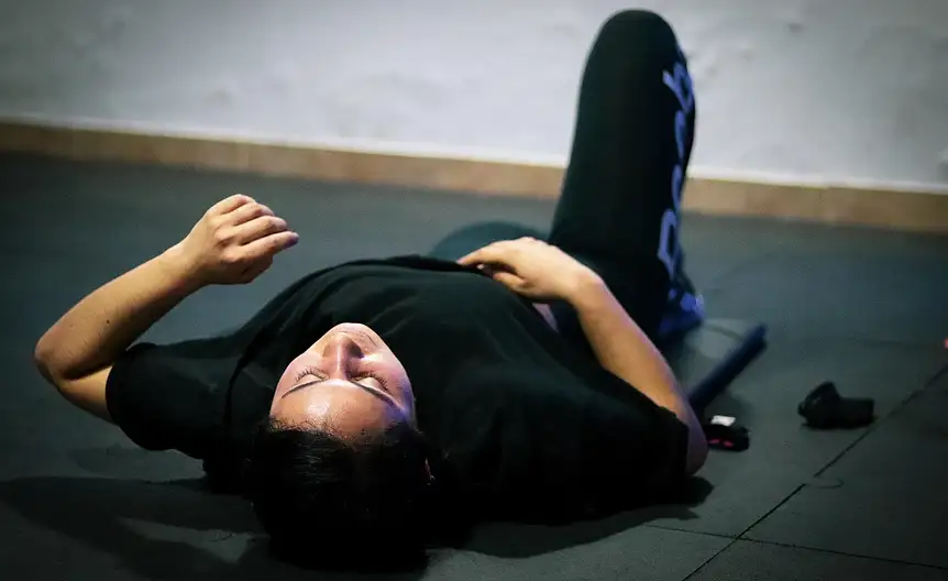 Cwiczenia w lezeniu na brzuchu plecach i boku