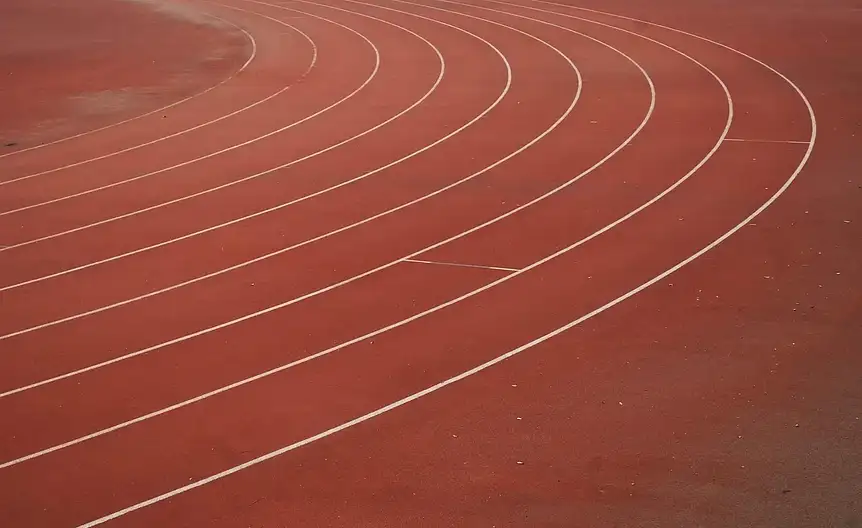 Osoba ćwicząca na świeżym powietrzu dla zdrowia ciała i umysłu