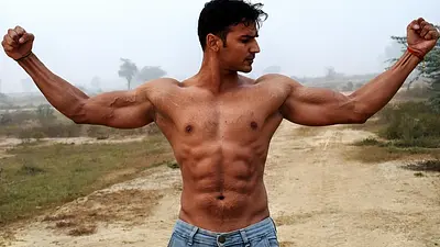 Jak pozbyć się pelikanów na ramionach? Skuteczne ćwiczenia i