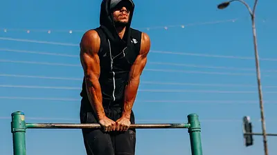 Kalistenika na mięśnie brzucha – skuteczny trening core w do