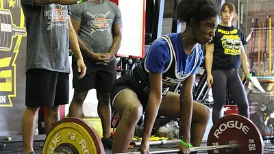 Trójbój siłowy – zasady, techniki i przygotowanie do zawodów