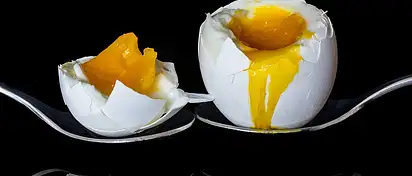 Ile kalorii ma jajko na miękko? Odkryj zdrowotne korzyści