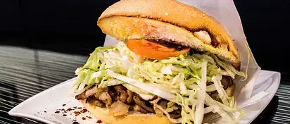 Ile kalorii ma kebab – odkryj kaloryczność w bułce i na tale