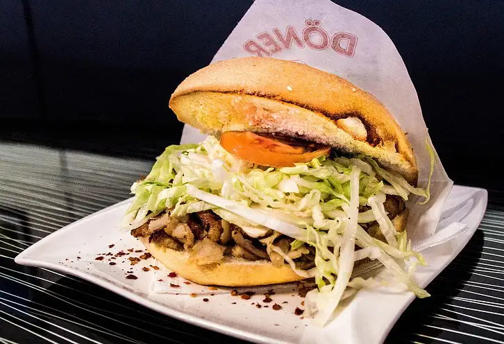 Ile kalorii ma kebab – odkryj kaloryczność w bułce i na tale