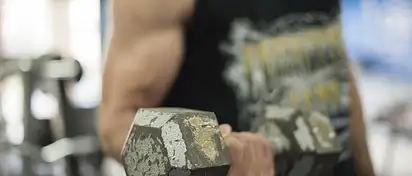 Ćwiczenia na biceps z hantlami – wzmocnij swoje ramiona