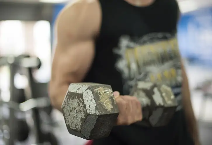 Ćwiczenia na biceps z hantlami – wzmocnij swoje ramiona