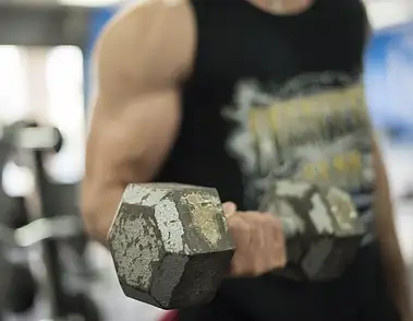 Ćwiczenia na biceps z hantlami – wzmocnij swoje ramiona