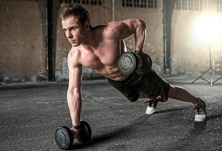 Ćwiczenia na brzuch z hantlami na stojąco, które musisz spró