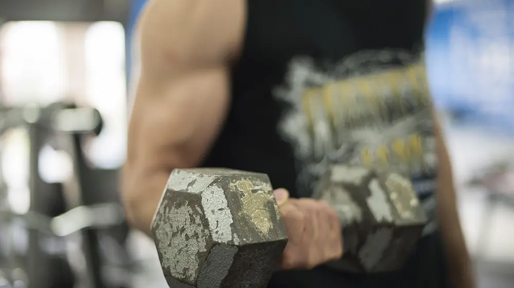 Ćwiczenia na biceps z hantlami – wzmocnij swoje ramiona