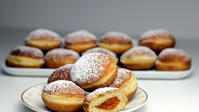 Ile kalorii ma pączek? Kaloryczność, rodzaje i spalanie