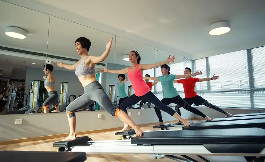 Kobieta ćwicząca pilates poprawiający samopoczucie