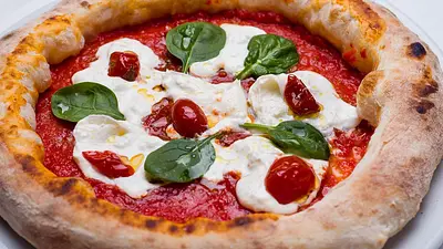 Ile kalorii ma pizza? Kaloryczność Margherity i Pepperoni