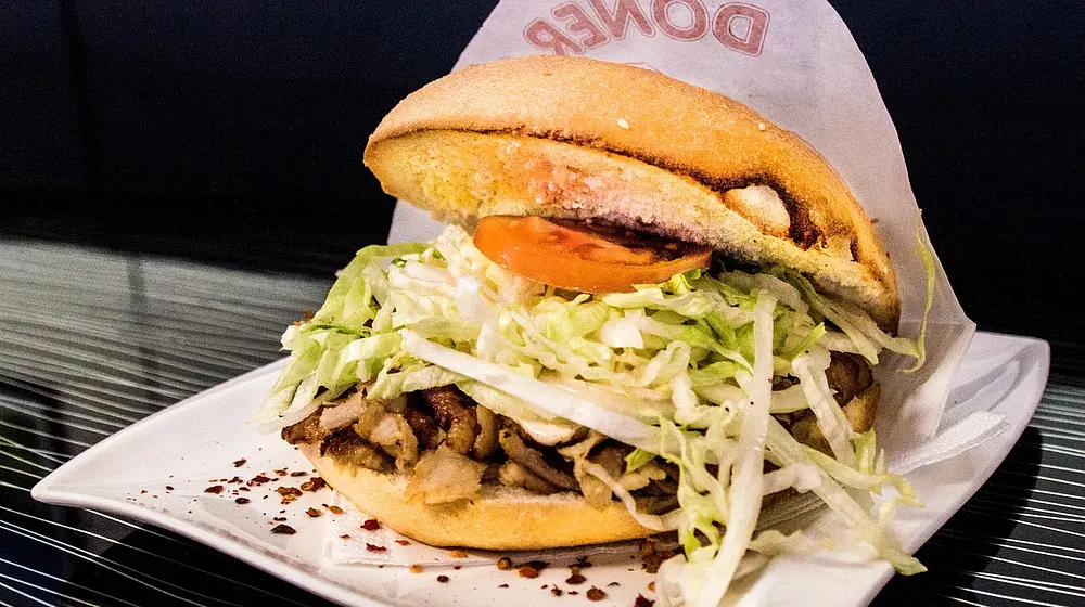 Ile kalorii ma kebab – odkryj kaloryczność w bułce i na talerzu